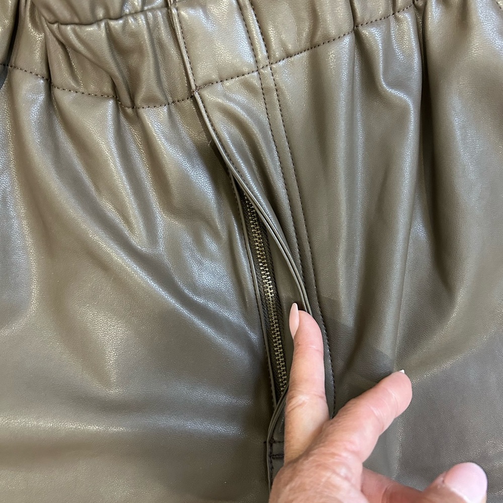 💥PRICE⬇️
ABERCROMBIE & FITCH • High Waisted Faux Leather Shorts•Olive Green •M - Picture 6 of 12